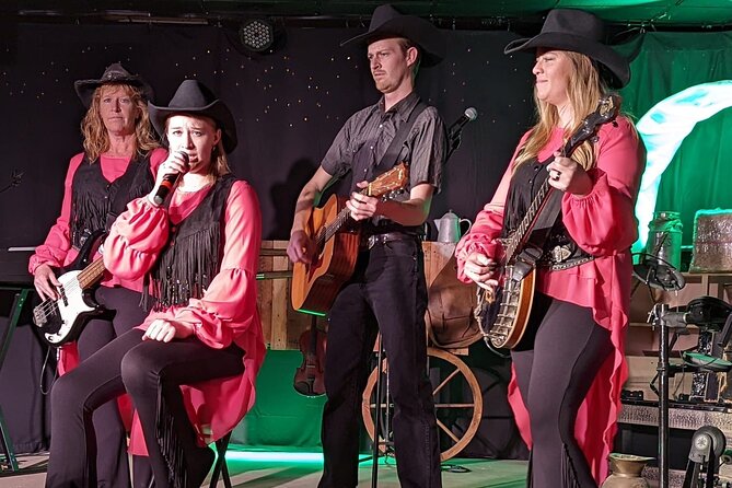 "Cue the Country" show & dinner at Firelight Barn in Henderson - The Firelight Barn atmosphere: photo spots, details, and comfort