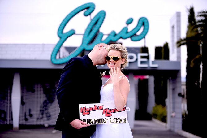 Elvis Chapel Wedding and Vow Renewal - Photo keepsakes: how the 10 candid digital shots help
