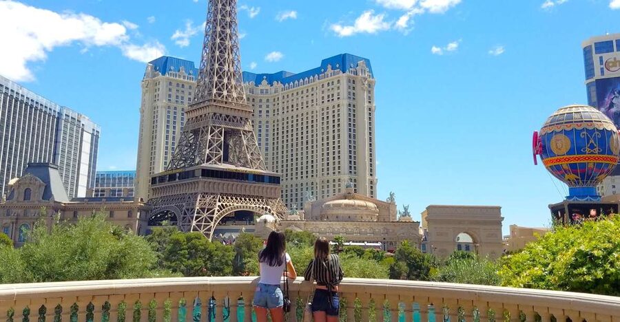 Explore Must-See Spots: Las Vegas Strip Walking Tour - Jonathan Dez and the no-lecture approach