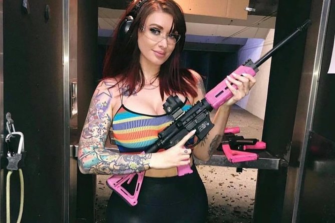 Femme Fatale Shooting Experience in Las Vegas - Inside Machine Guns Vegas: the lounge setup and what happens before you fire