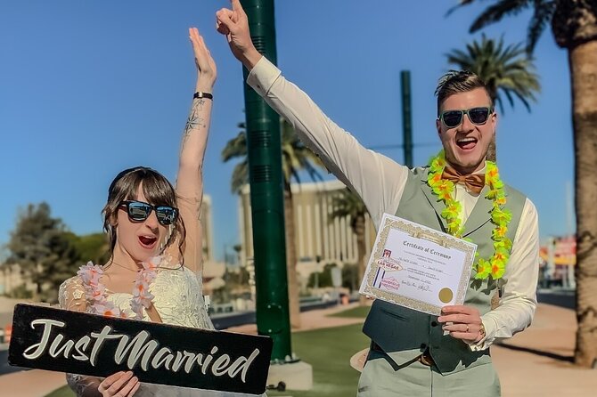 Get Married at the Fabulous Las Vegas Sign + Photos - The Vegas Sign setting: iconic, but not private
