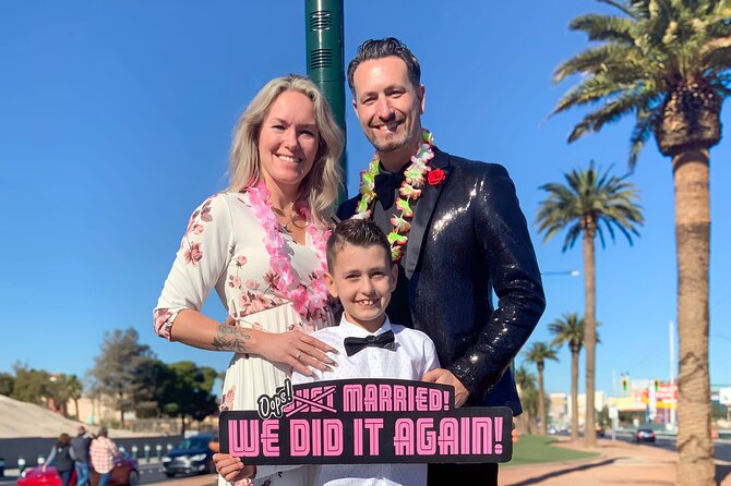 Get Married at the Fabulous Las Vegas Sign + Photos - Who should book this Vegas Sign wedding