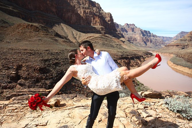 Grand Canyon Helicopter Wedding - Grand Canyon West: the setting that makes the vows feel different