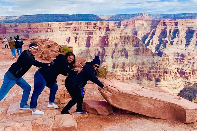 Grand Canyon Tour in Spanish with Skywalk and Hoover Dam included - Lunch, guide photos, and the small extras that make the day easier