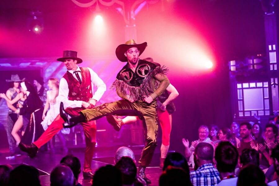 Las Vegas: Atomic Saloon Show at The Venetian - The three open bars, the cocktail menu, and drink strategy