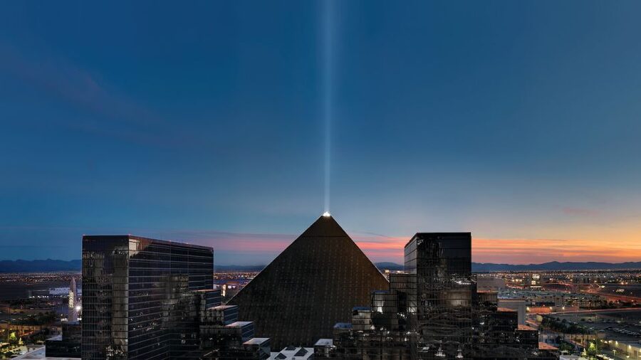 Las Vegas: Carrot Top at Luxor Hotel & Casino - Entry ticket only: planning for meals and getting there