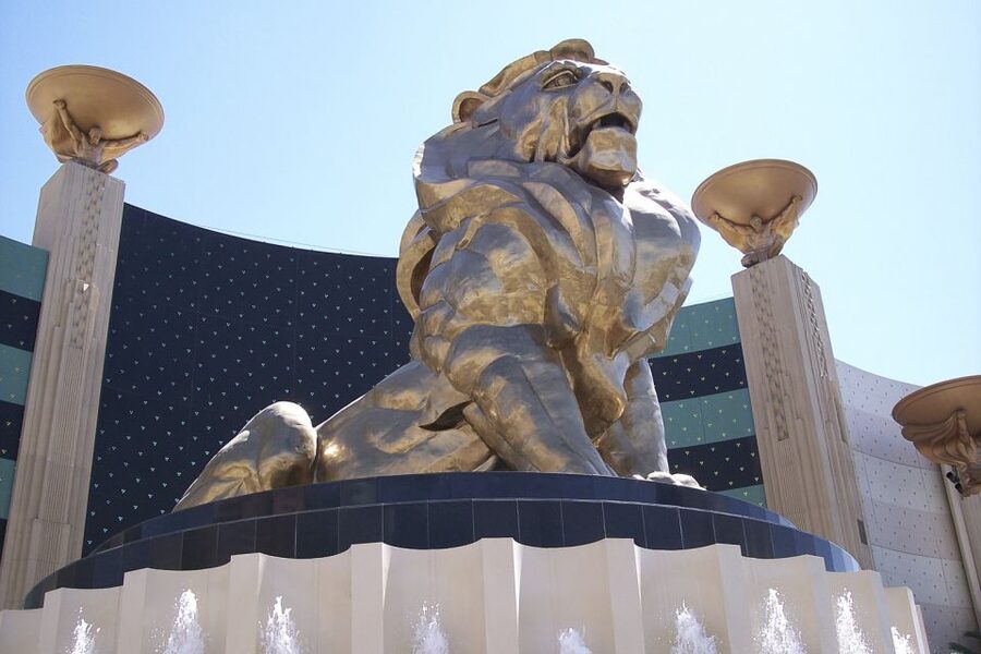 Las Vegas: David Copperfield at the MGM Grand - Lighting and atmosphere effects: when to be ready for strobe moments