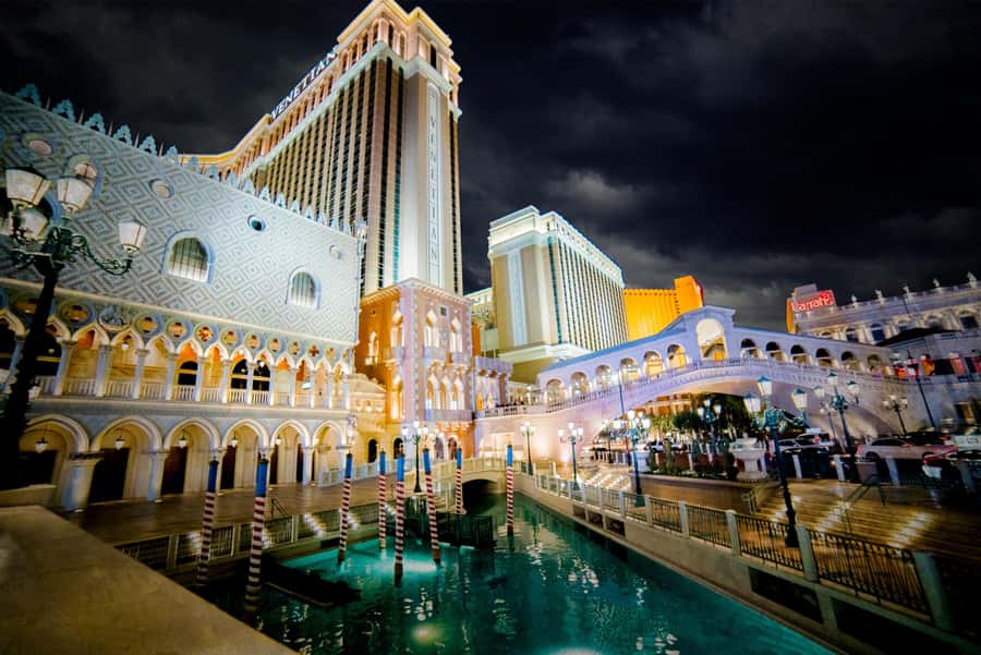 Las Vegas: Gangsters, Glitz, and Gore Ghost Tour - Wynn and The Venetian: when glitz gets a dark backstory