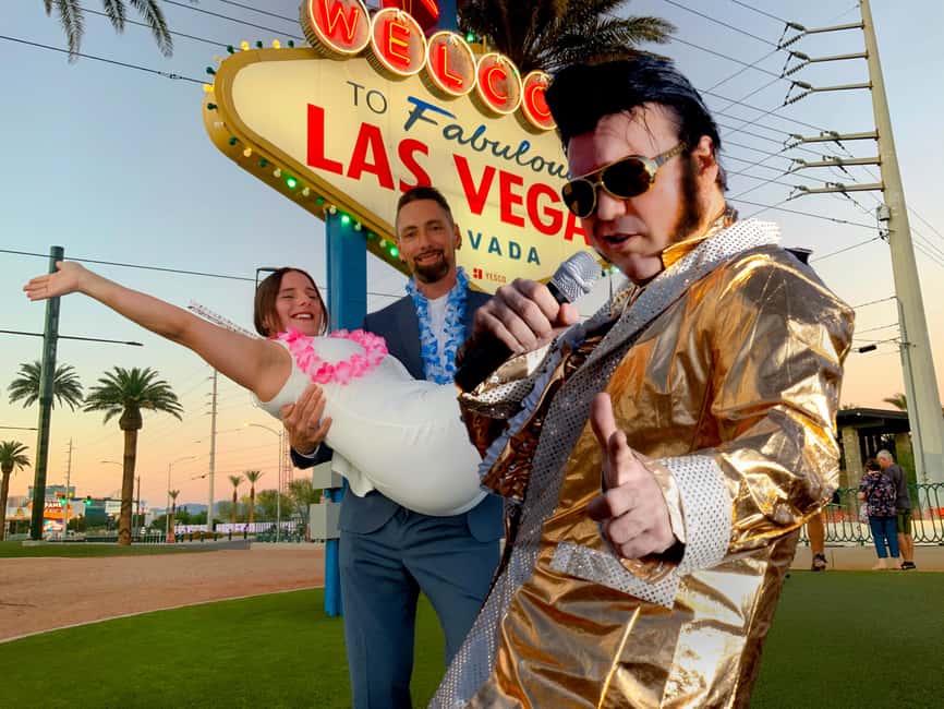 Las Vegas: Gold Elvis Vow Renewal or Wedding at Welcome Sign - The easiest way to plan logistics at the sign