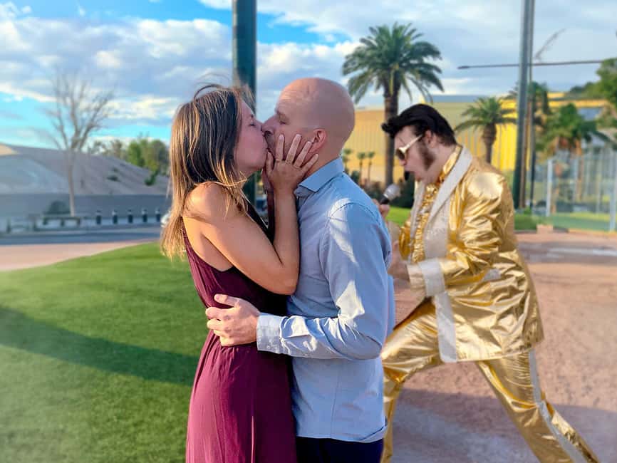 Las Vegas: Gold Elvis Vow Renewal or Wedding at Welcome Sign - Weather, photos, and staying comfortable