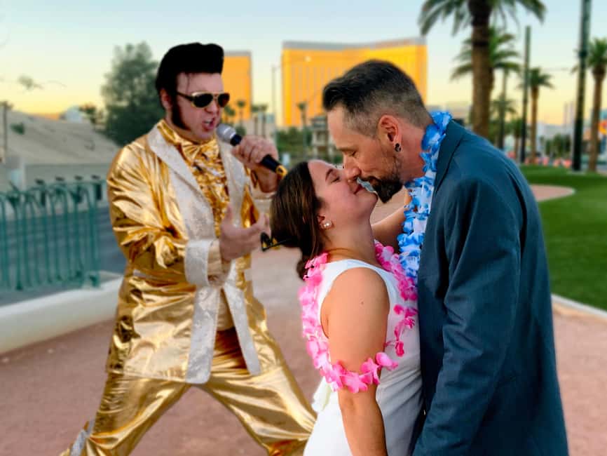 Las Vegas: Gold Elvis Vow Renewal or Wedding at Welcome Sign - Tips, timing, and the small costs that matter