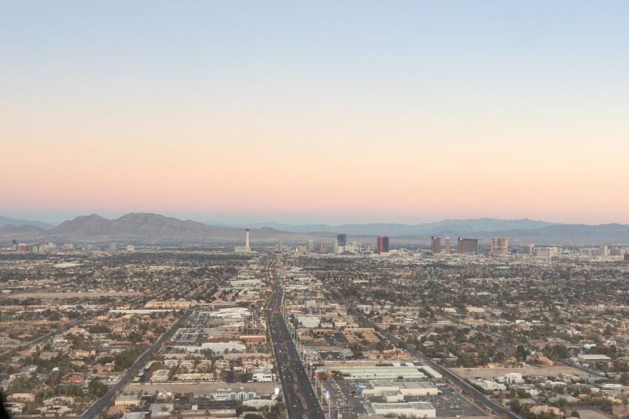 Las Vegas: Helicopter Night Flight over the Strip - Pilot Commentary: The Difference Between a Ride and an Experience