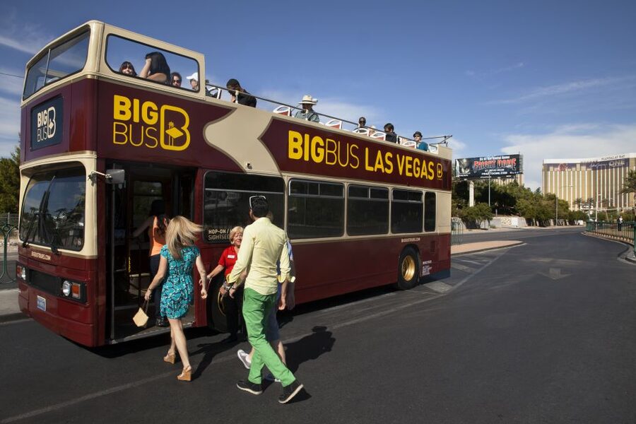 Las Vegas: Hop-on Hop-off Sightseeing Tour by Open-Top Bus - Welcome to Fabulous Las Vegas sign: how to handle the line and the timing