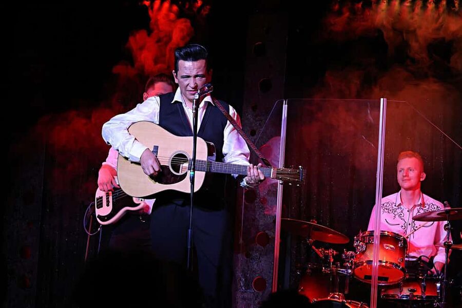Las Vegas: Johnny Cash Tribute Show - The Modern Showrooms at Alexis Park, Small Scale in a Big City