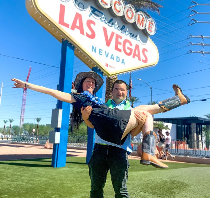 Las Vegas: Las Vegas Sign + 7 Magic Mountains + Photoshoot - Stop One: The Welcome to Fabulous Las Vegas Sign Photo Moment