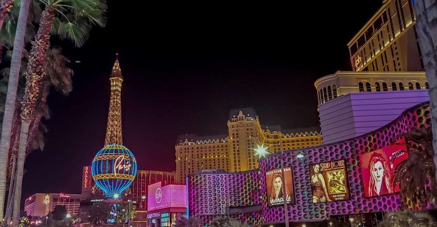 Las Vegas: Las Vegas Strip Night Tour en Español - First stop: the Welcome to Fabulous Las Vegas sign photo moment
