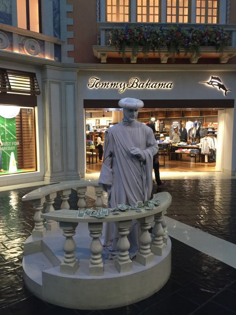 Las Vegas: Las Vegas Strip Night Tour en Español - Cruising the Strip at dusk, with hotel landmarks you can actually recognize