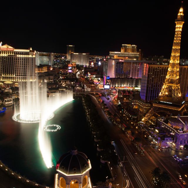 Las Vegas: Las Vegas Strip Night Tour en Español - Downtown shift: Fremont Street Experience and the LED show