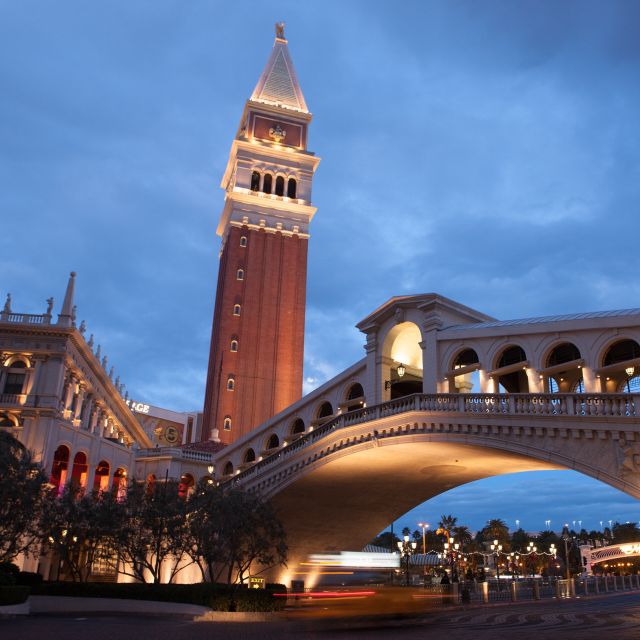 Las Vegas: Las Vegas Strip Night Tour en Español - Hotel pickup along Las Vegas Boulevard, and how it affects your stress level