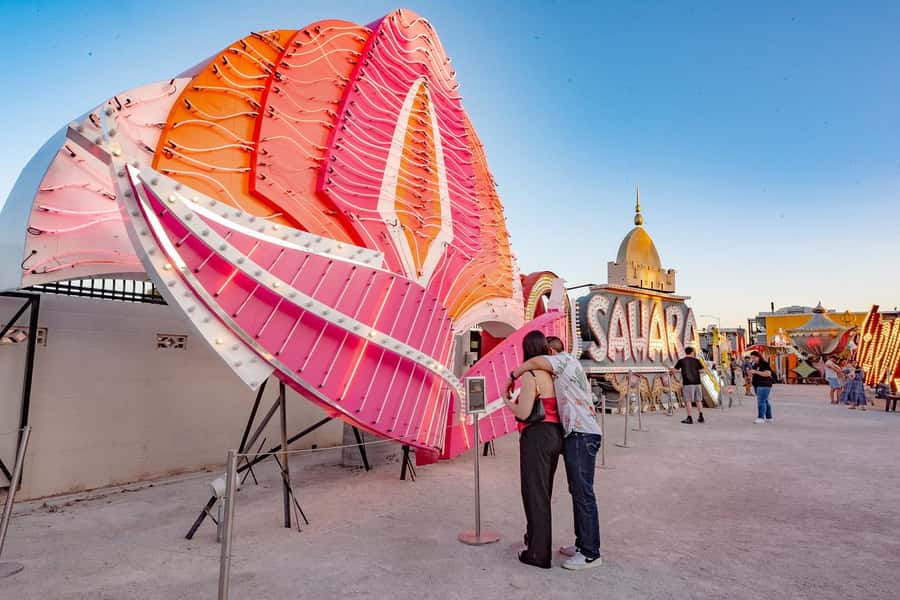 Las Vegas: Neon Museum Experience & Vegas Open-Top Bus Tour - Photo Stop at Welcome to Fabulous Las Vegas: Make It Count