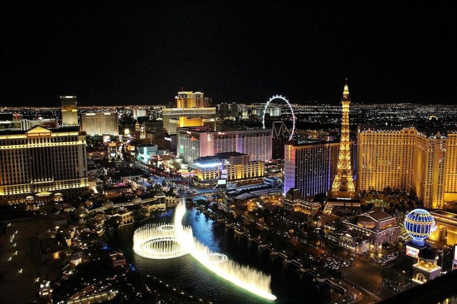 Las Vegas: Night Helicopter Flight over Las Vegas Strip - Listening onboard: live narration and audio headsets