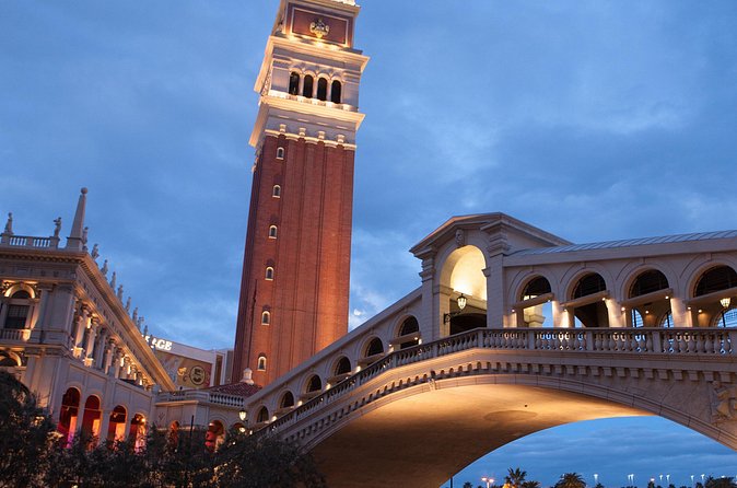 Las Vegas Night Tour in Spanish - Stop 6, Las Vegas Boulevard South drive-by: chapels and pawn shops