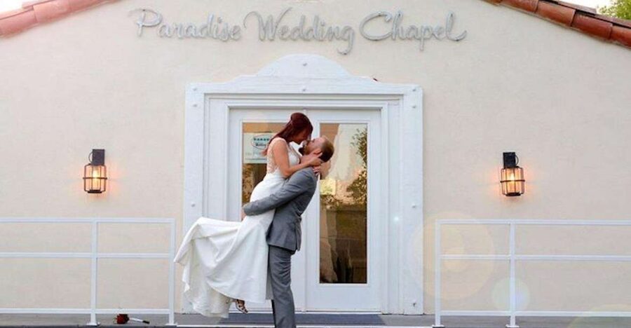 Las Vegas: Paradise Wedding Chapel Quickie Sign & Go Wedding - Arriving at the chapel: a calm entry and bridal suite use