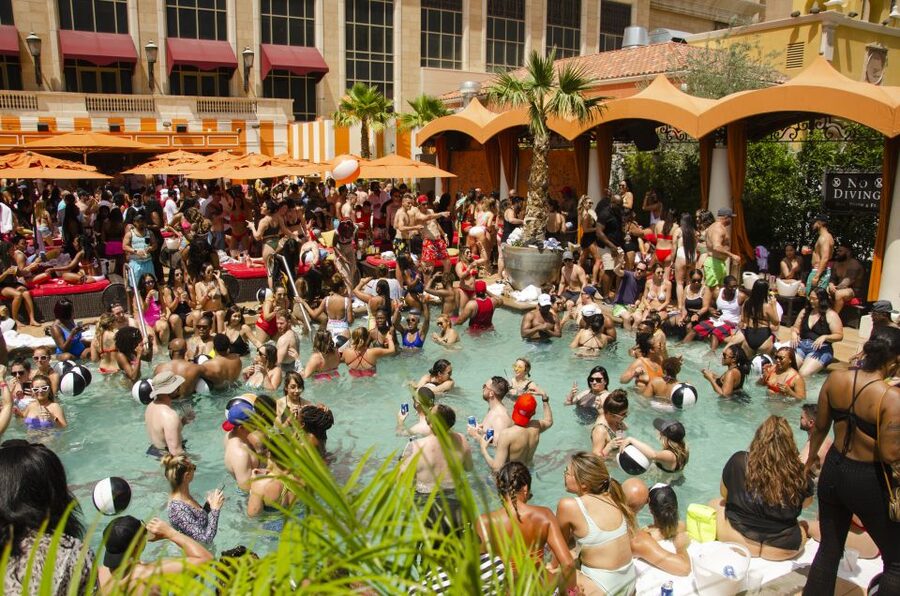 Las Vegas: Party Bus Day Club Tour with Drinks & Club Entry - Starting point at Commons Club, Virgin Hotel
