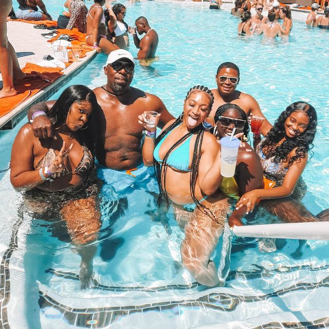 Las Vegas: Pool Crawl with Free Drinks on the Party Bus - Meeting point reality check on the Las Vegas Strip