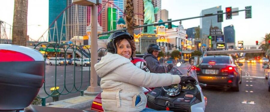 Las Vegas: Red Rock Canyon and Las Vegas Strip Trike Tour - Photo Stop at the Welcome to Fabulous Las Vegas Sign