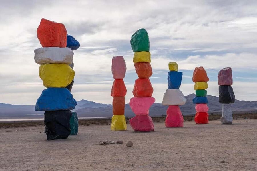 Las Vegas: Seven Magic Mountains Desert Tour - Welcome to Fabulous Las Vegas sign: the photo stop you can do right