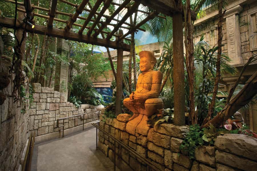 Las Vegas: Shark Reef Aquarium Entry Ticket - How long to plan in the aquarium, and where crowds hit