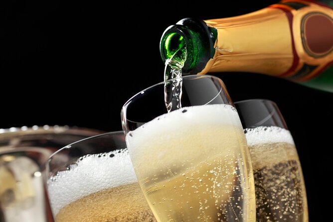Las Vegas Strip at night like a Star with champagne by luxury limo - 3 or 5 hrs - Price and value: what $323.65 per person really buys
