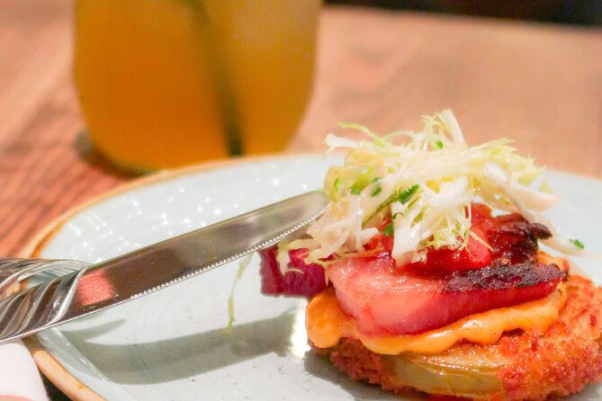 Las Vegas: The Strip's Celebrity Chefs Tour or Downtown Food Tour - Guides on the mic-free streets: what you gain from the storytelling