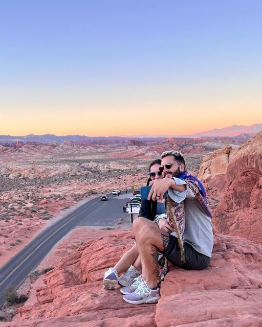 Las Vegas: Valley of Fire Sunset Tour with Hotel Transfers - Guides, photo help, and why small moments matter