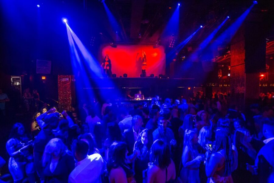 Las Vegas: VIP Nightlife Tour to Bar, Nightclub & Strip Club - Party bus open bar: the easiest way to start hot