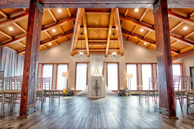 Las Vegas Wedding at The Little Vegas Chapel - A 30-minute Vegas chapel wedding that actually fits your schedule