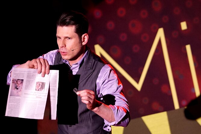 Mike Hammer Comedy Magic Show at the Four Queens Hotel - Entering the experience at 7:00 pm: timing that keeps you relaxed