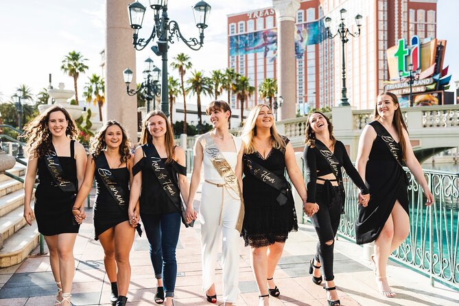 Personal Travel and Vacation Photographer Tour in Las Vegas - How the Photographer Directs Poses and Handles Crowds