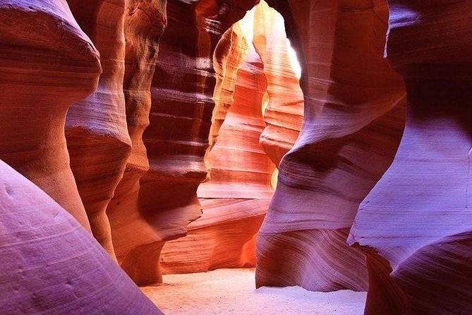 Prime Time Antelope Canyon & Horseshoe Bend Day Tour with Lunch - Upper Antelope Canyon: ground-level access and those famous shafts