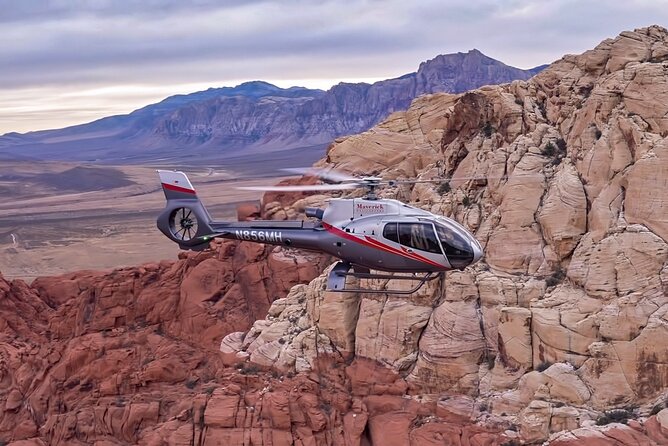 Red Rock Canyon Helicopter Tour with Landing and Champagne Toast - Daytime Versus Sunset: Pick the Light You Want