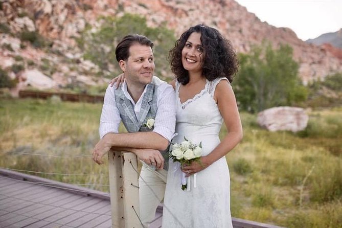 Red Rock Canyon Wedding by Private Limousine - Flowers, champagne, and how the package handles a toast