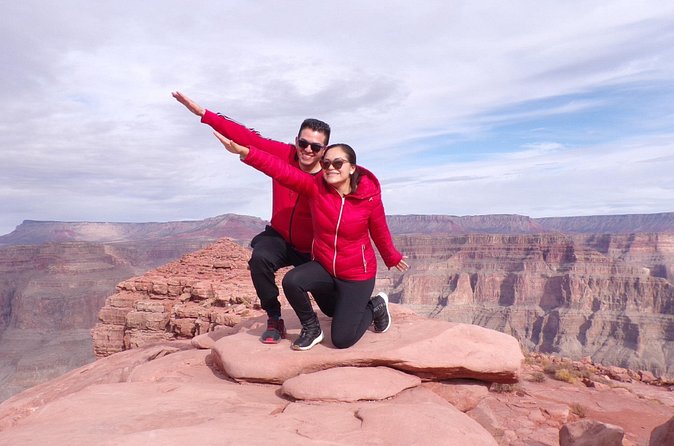 Spanish Grand Canyon Tour with Skywalk Access and Lunch - Hotel pickup and the 14 passenger minivan reality