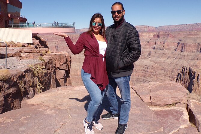 Spanish Grand Canyon Tour with Skywalk Access and Lunch - What the Grand Canyon West route feels like on the ground