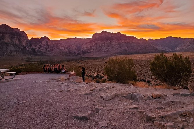 Sunset Hike and Photography Tour near Red Rock with Optional 7 Magic Mountains - Guides, comfort, and why the photos feel easier on this tour