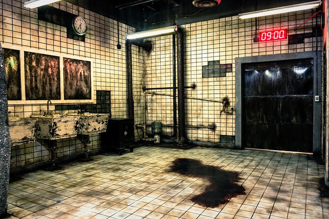 The Official SAW Escape Room in Las Vegas - Stop 1: Walking through the multi-room sequence