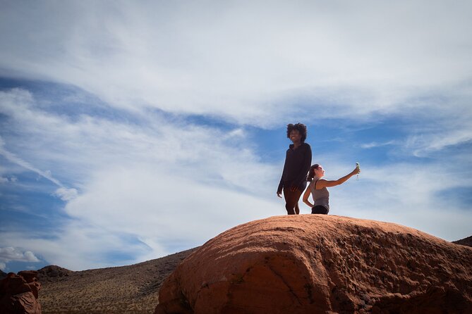 Valley of Fire Guided Hiking Tour and Mojave Desert Adventure - Small-group comfort and practical tips for photos and breaks