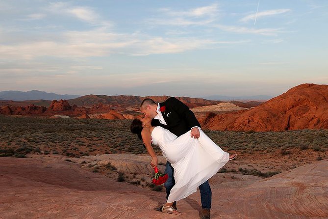 Valley of Fire Wedding Package - Photo session payoff: minimum digital images, USB delivery, and HD video