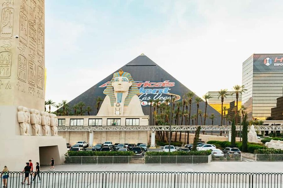 Vegas Explorer: Hop-On Hop-Off Adventure at Your Own Pace - Panoramic Vegas by Night: What You’ll Notice at 7pm