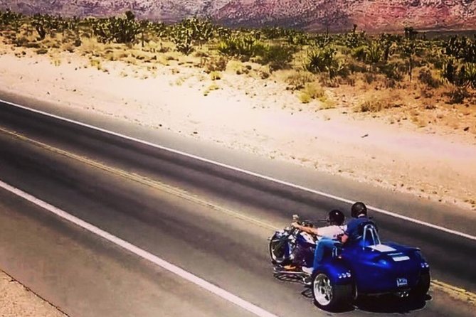 Vegas Strip and Red Rock Canyon Guided Trike or Slingshot Tour - Stop 1: Welcome to Fabulous Las Vegas Sign, the quick photo payoff